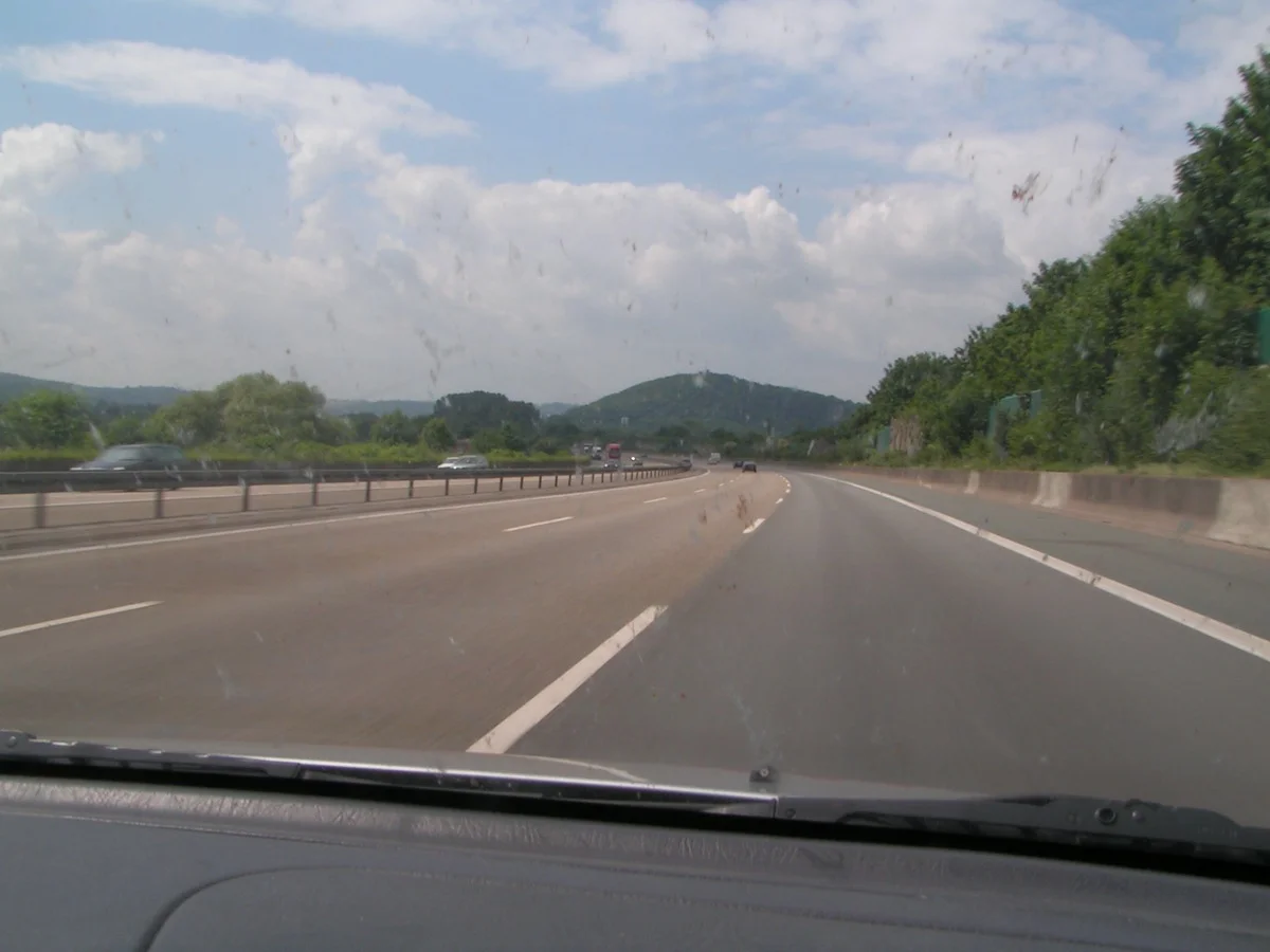 Blick aus der Fahrerperspektive auf die A1 Autobahn – die Hauptroute von Hamburg Richtung Calais