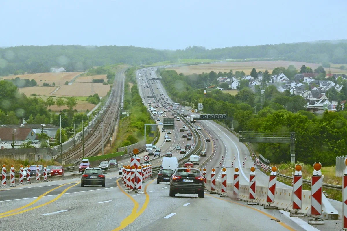 A3 Autobahn am Elzer Berg bei Limburg – erste Etappe der Route Frankfurt nach Calais