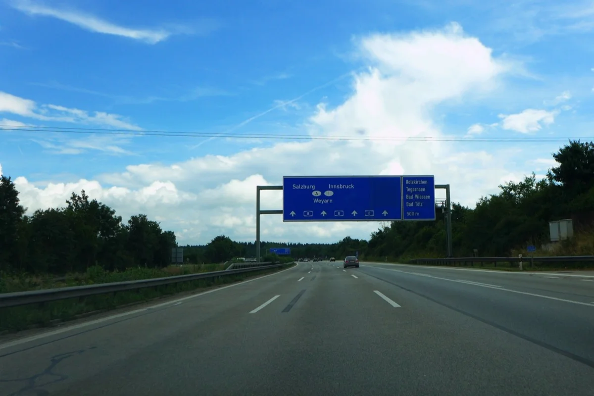 A8 Autobahn bei Föching (Holzkirchen) – Start der Anreise von München nach Calais