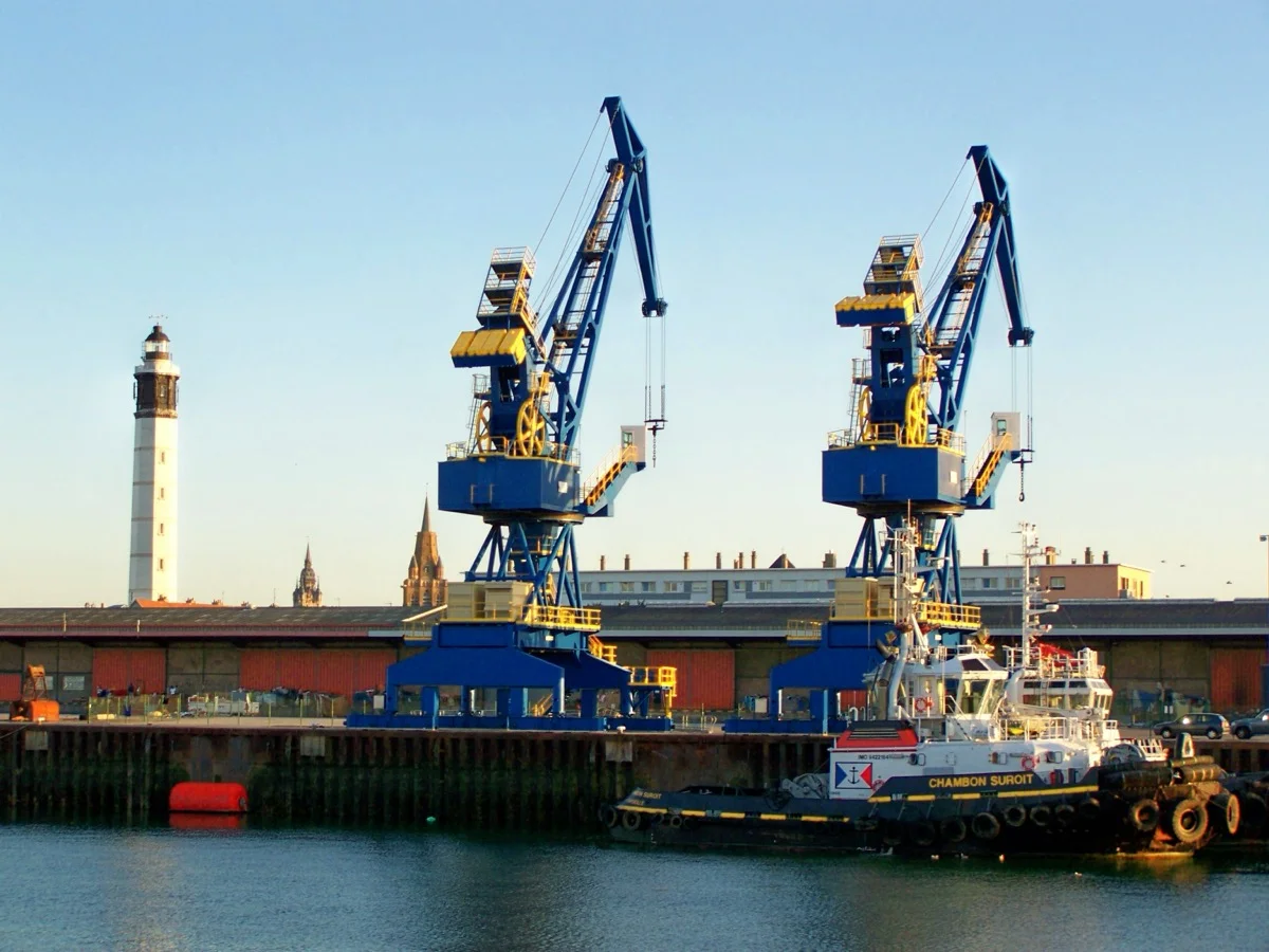 Hafen von Calais mit Leuchtturm – Startpunkt für die Morgenfähre nach Dover