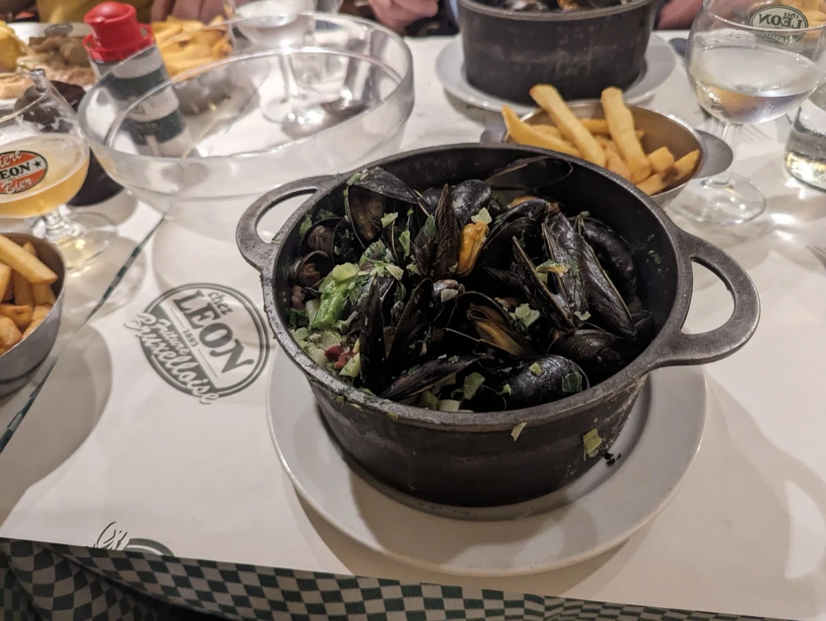 Moules-Frites – Muscheln mit Pommes, die klassische Spezialität der Opalküste