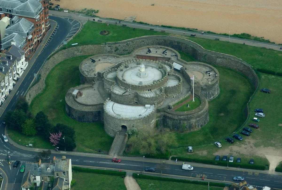 Luftaufnahme von Deal Castle, Kent – die charakteristische rosenförmige Tudor-Artilleriefestung Heinrichs VIII.