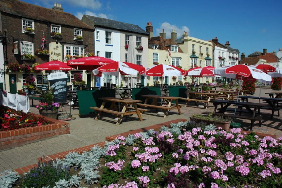 Strandpromenade von Deal, Kent – typisch englischer Küstenort nahe Dover