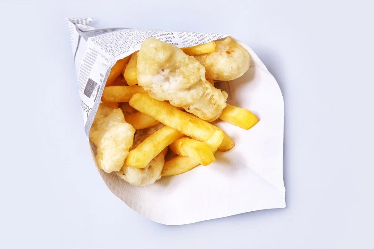 Fish and Chips – knuspriger Kabeljau mit goldenen Pommes, typisch britisch