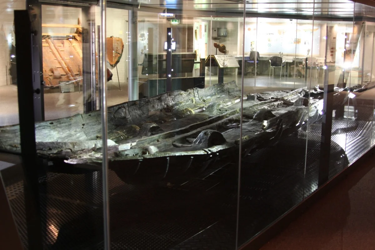 Das Bronze Age Boat im Dover Museum – ca. 3.550 Jahre altes Bronzezeit-Boot aus Eichenplanken