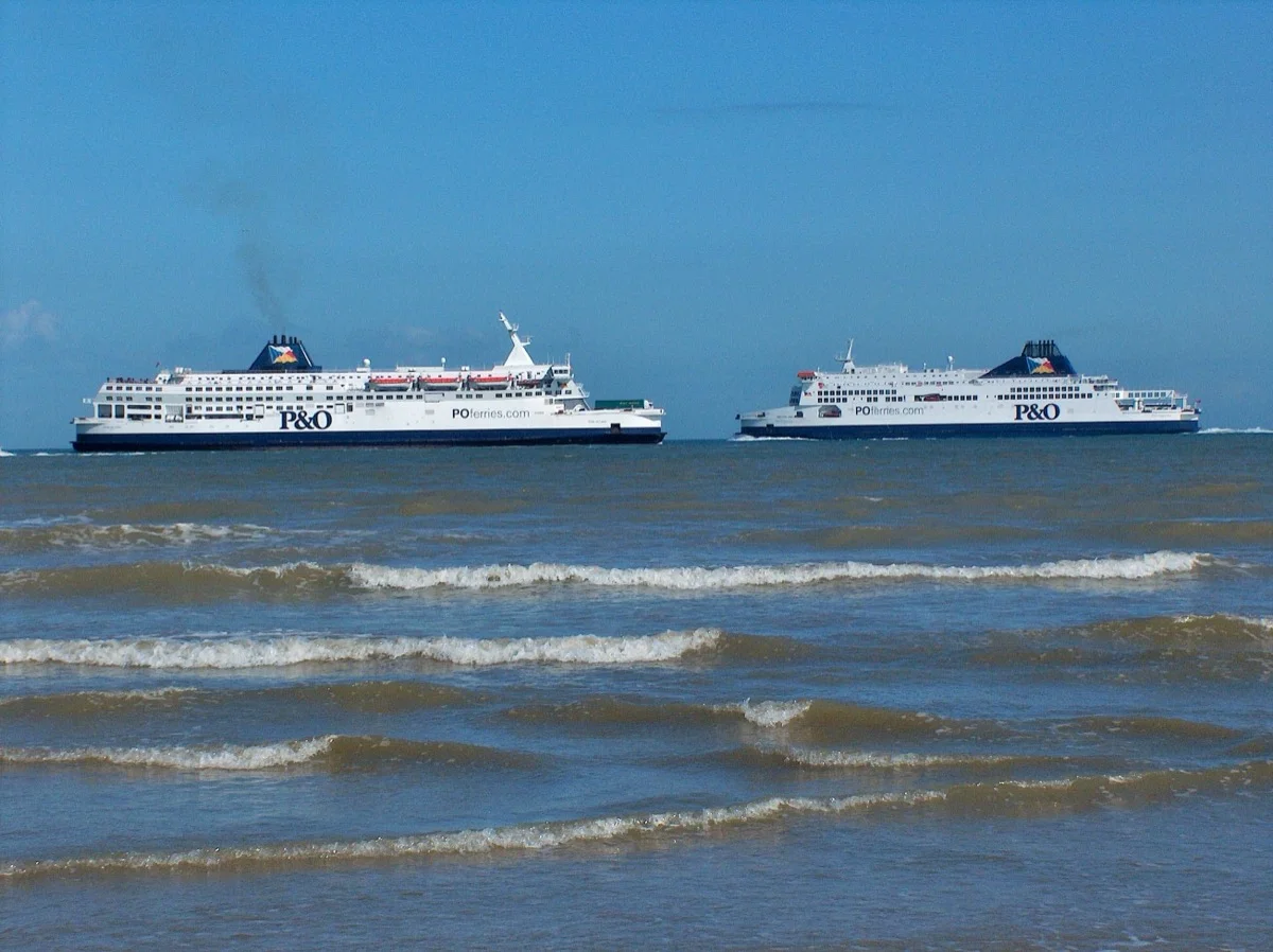 Fähren auf dem Ärmelkanal zwischen Calais und Dover