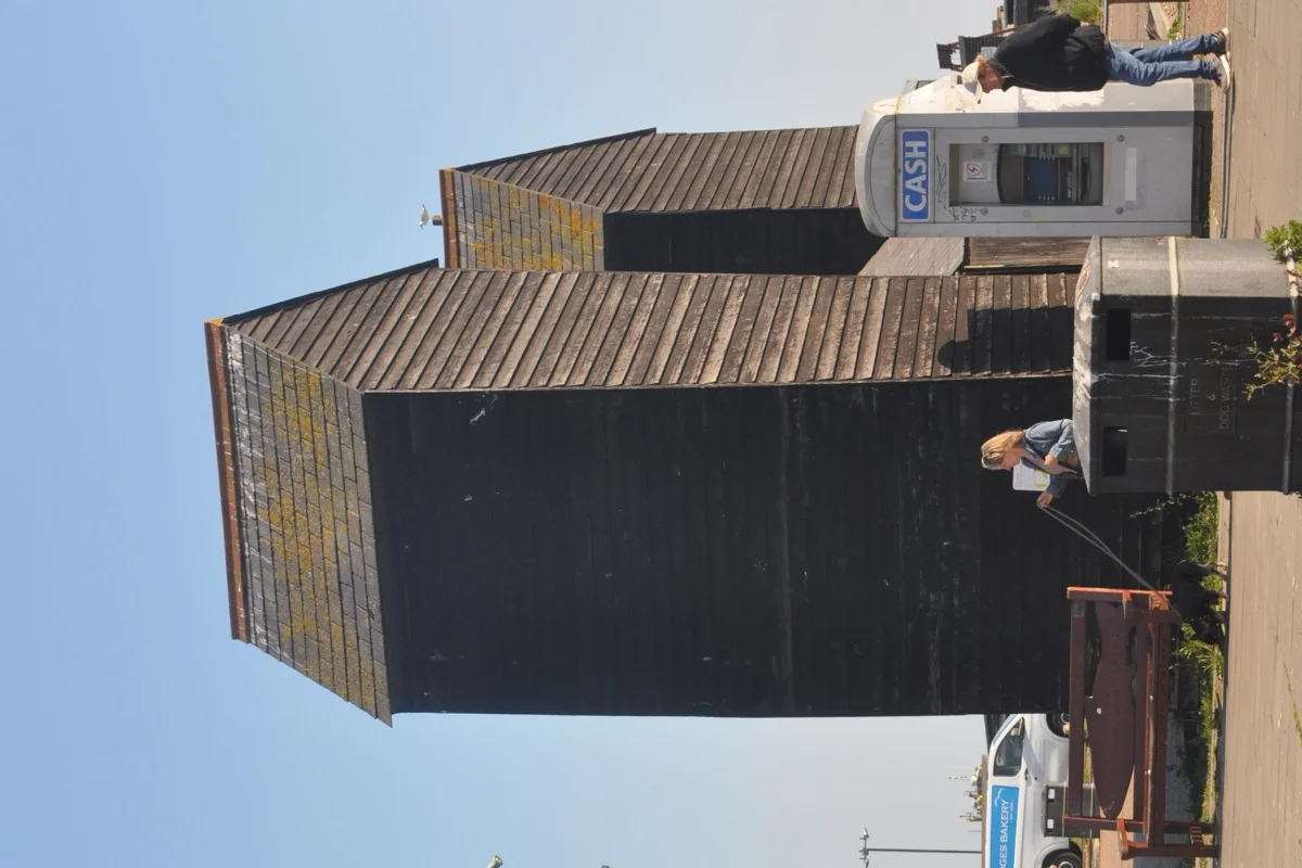 Die schwarzen Net Shops am Rock-a-Nore Road in Hastings – historische Netzschuppen der Fischereiflotte