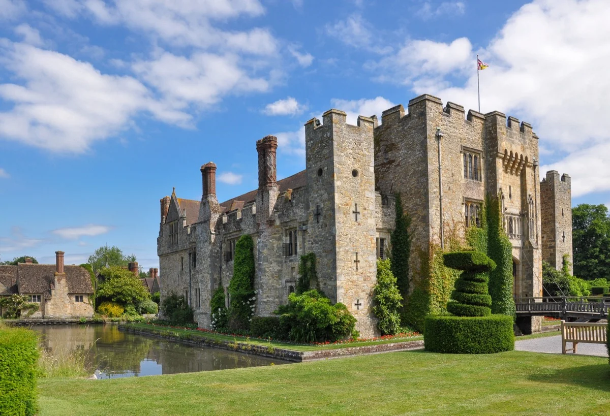 Hever Castle mit Wassergraben und mittelalterlichem Torhaus, Kent, England