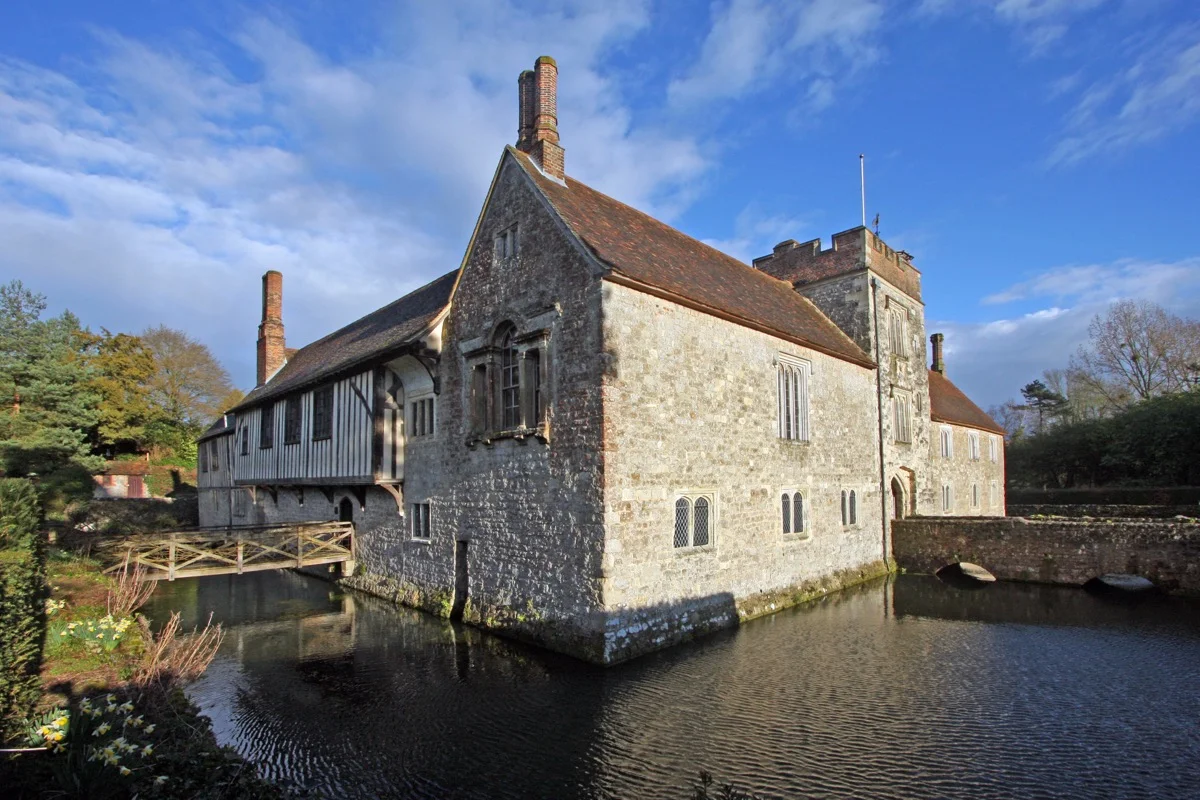 Ightham Mote – mittelalterliches Wasserschloss in Kent, umgeben von einem Wassergraben