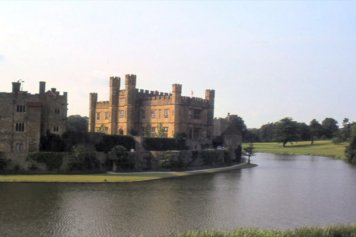 Leeds Castle – Blick über den Wassergraben auf das märchenhafte Wasserschloss in Kent