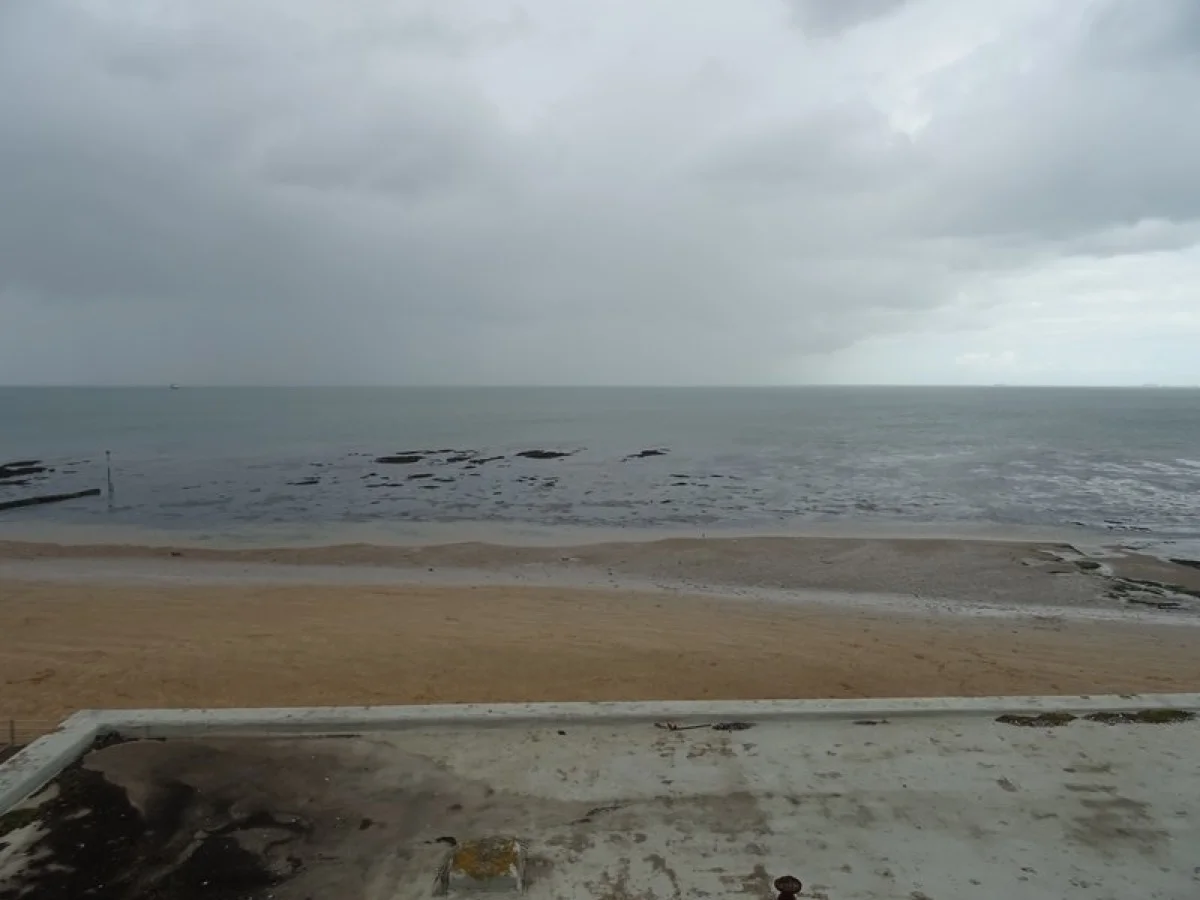 Sandstrand von Margate in Kent mit Strandpromenade und Pier