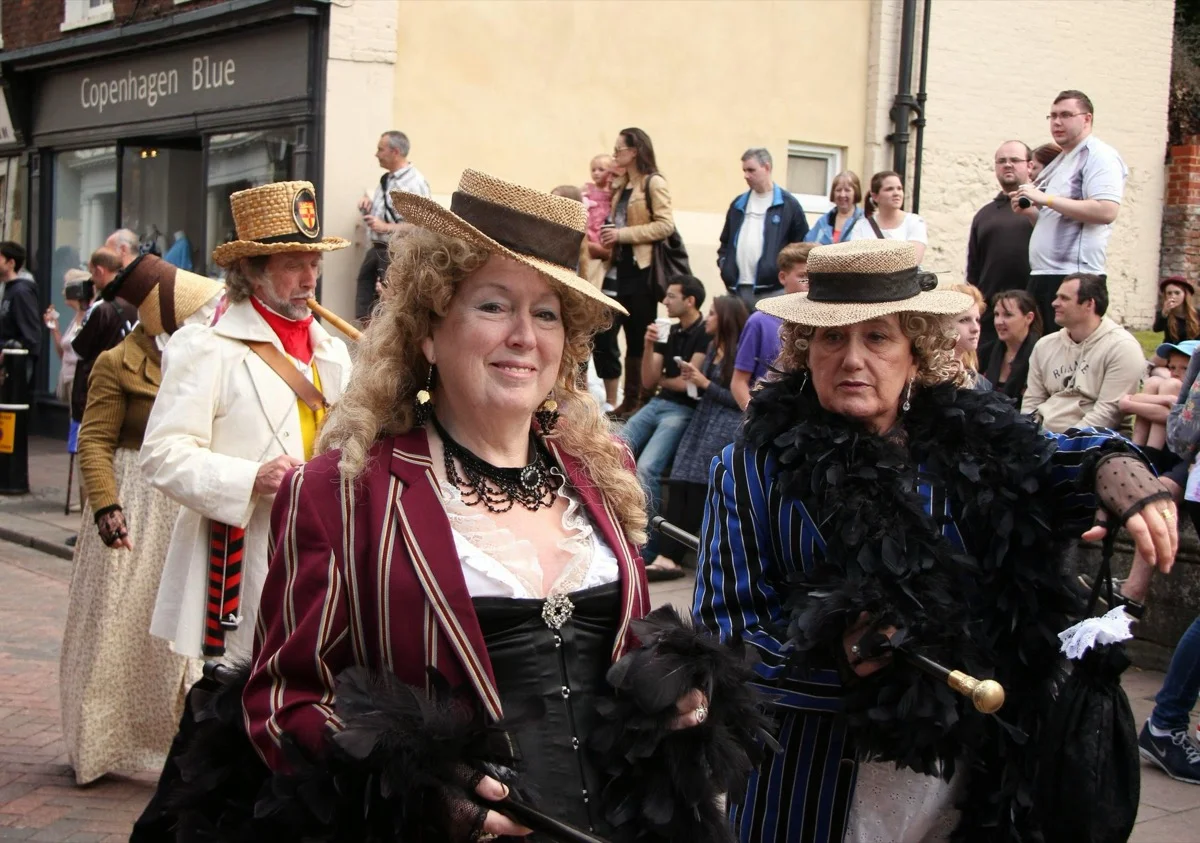 Viktorianisch kostümierte Teilnehmer beim Rochester Dickens Festival 2013 in der High Street