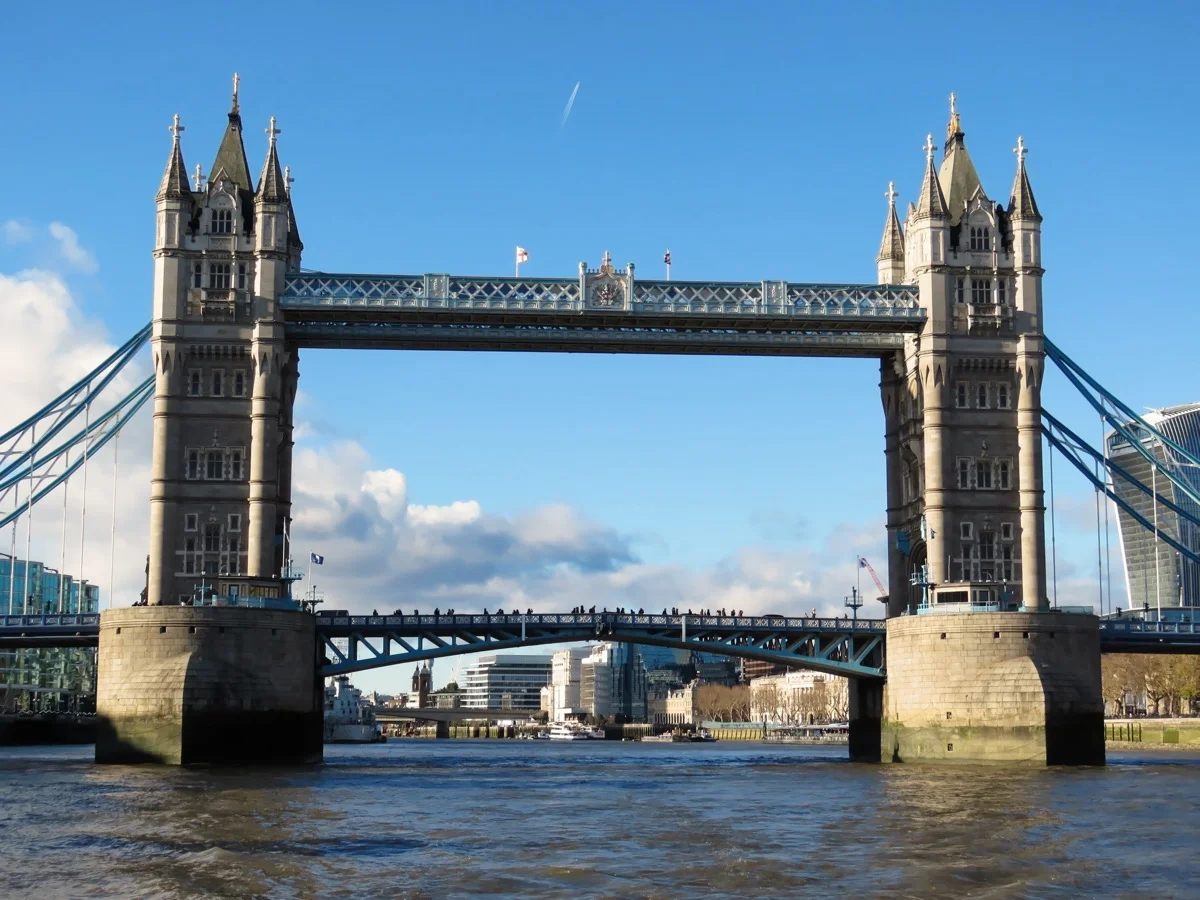 Tower Bridge und Themse in London, Blick vom Pool of London