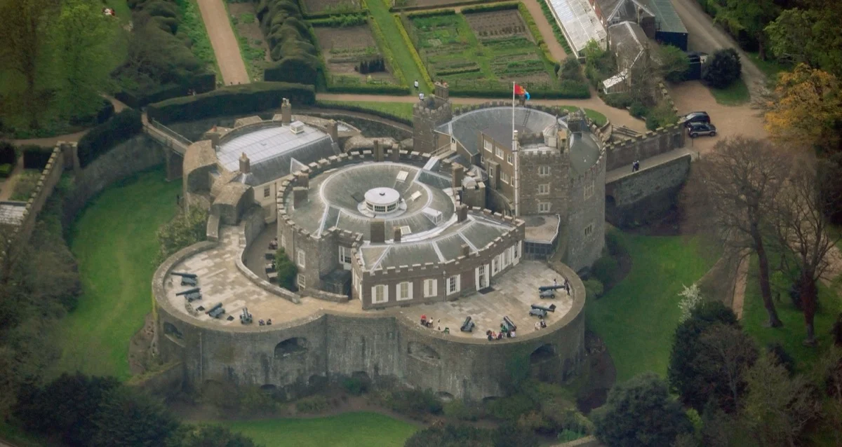 Walmer Castle Luftbild – Tudor-Festung an der Küste Kents, Deal