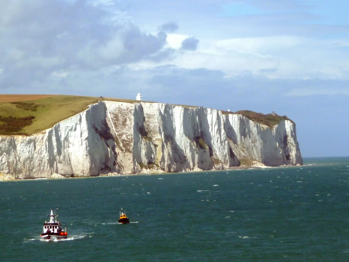 Panoramablick auf die White Cliffs of Dover vom Küstenpfad