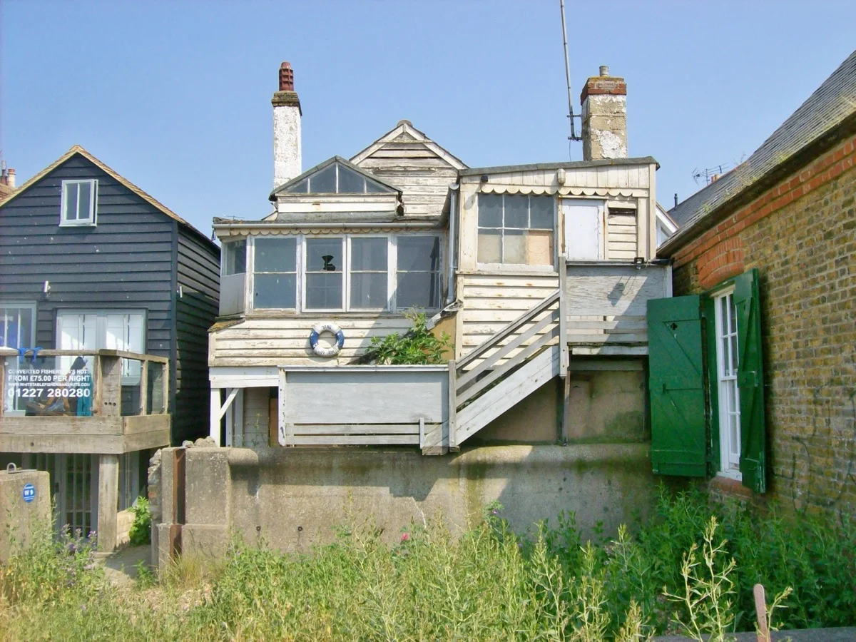 Bunte Fischerhütten am Strand von Whitstable, Kent