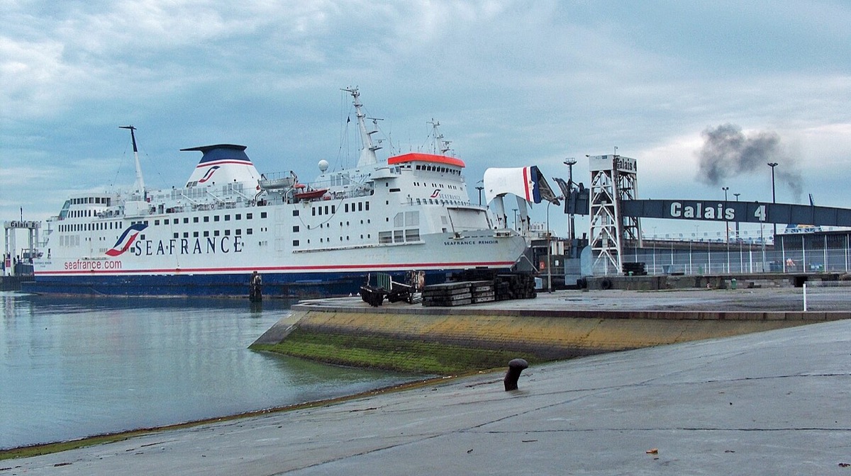Faehrhafen Calais mit Faehren am Terminal – Ausgangspunkt fuer die Ueberfahrt nach Dover