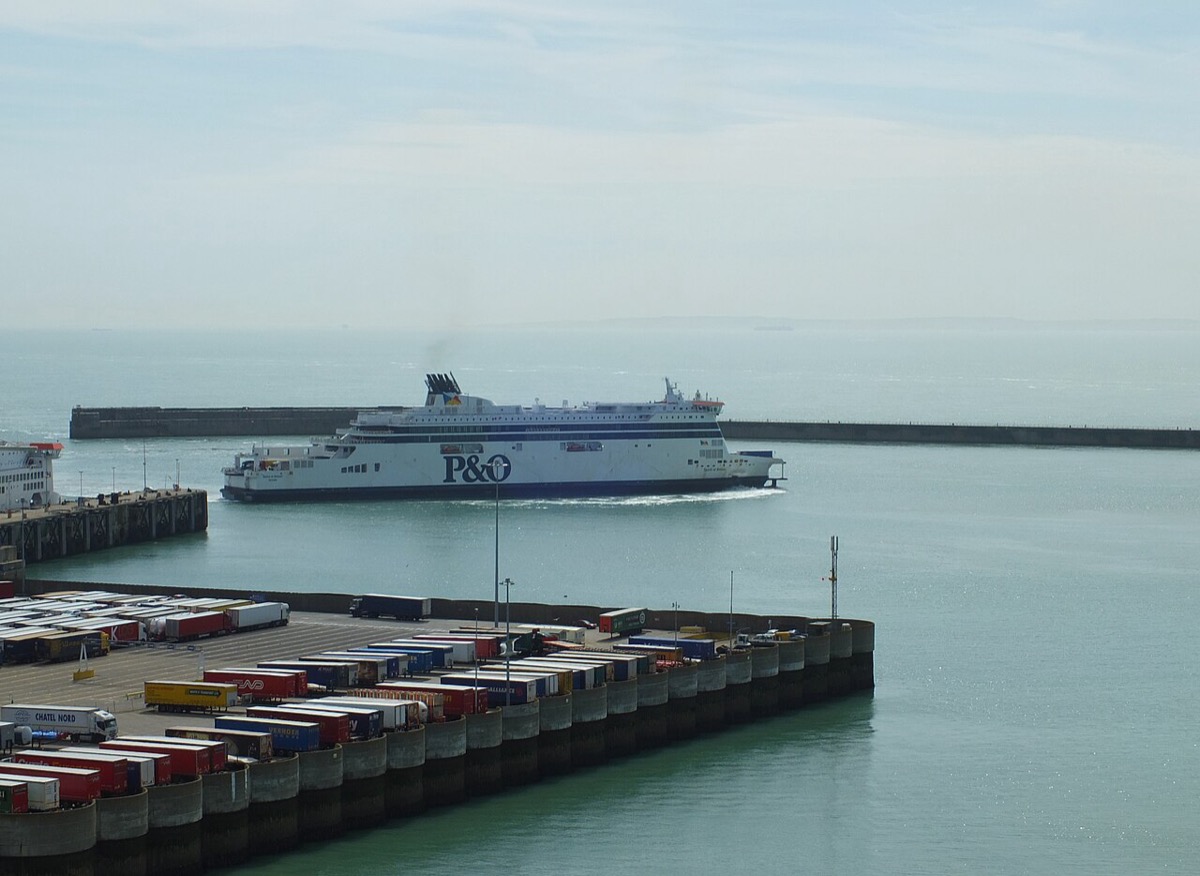 P&O Faehre Spirit of Britain im Hafen – eine der Faehren auf der Route Calais-Dover