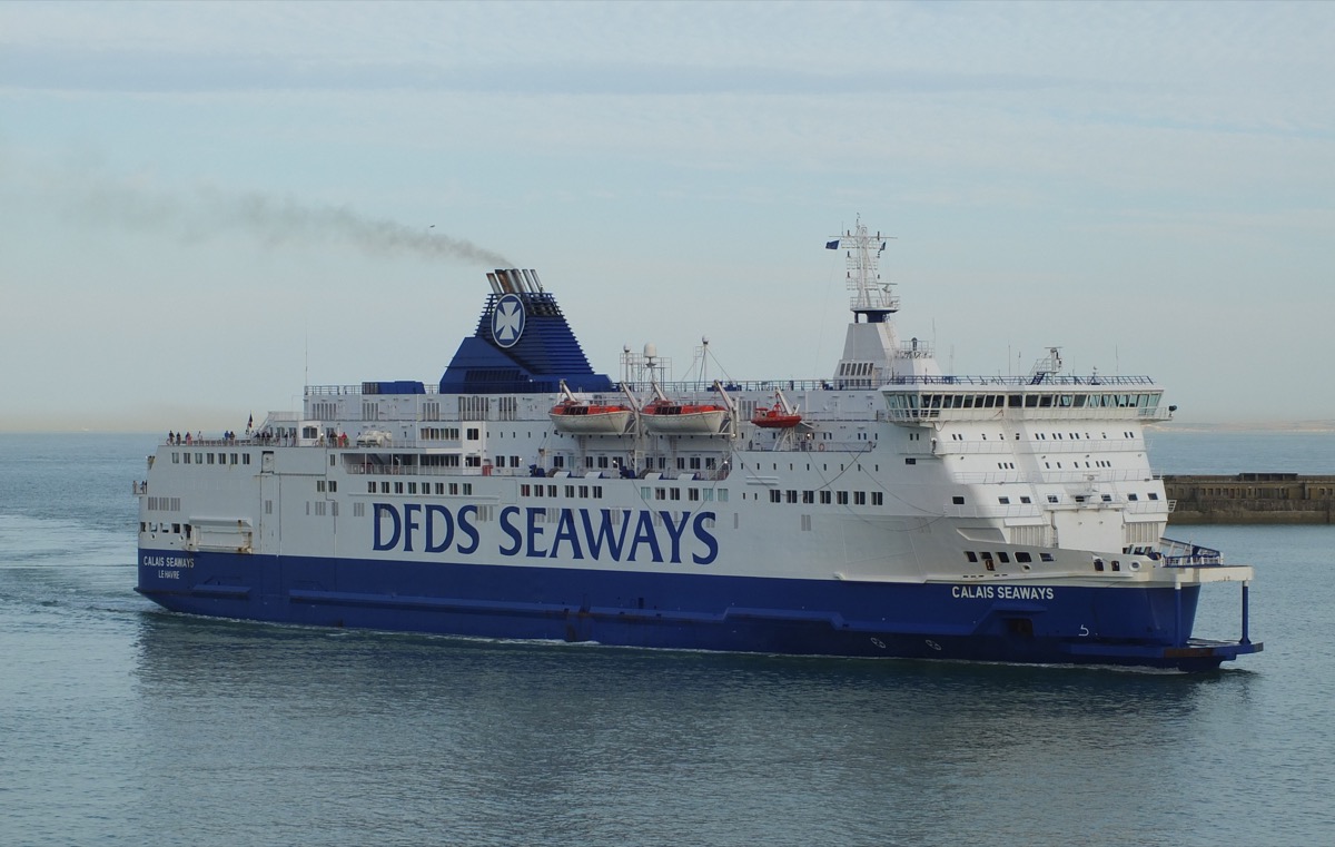 DFDS-Fähre auf dem Ärmelkanal bei der Einfahrt in den Hafen von Dover