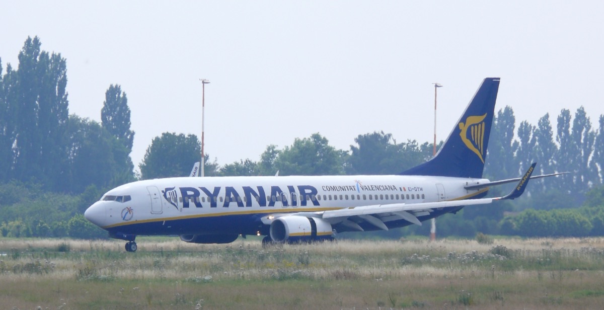 Ryanair-Flugzeug am Flughafen: Billigflieger locken mit niedrigen Ticketpreisen, aber Zusatzkosten für Gepäck und Transfer kommen hinzu