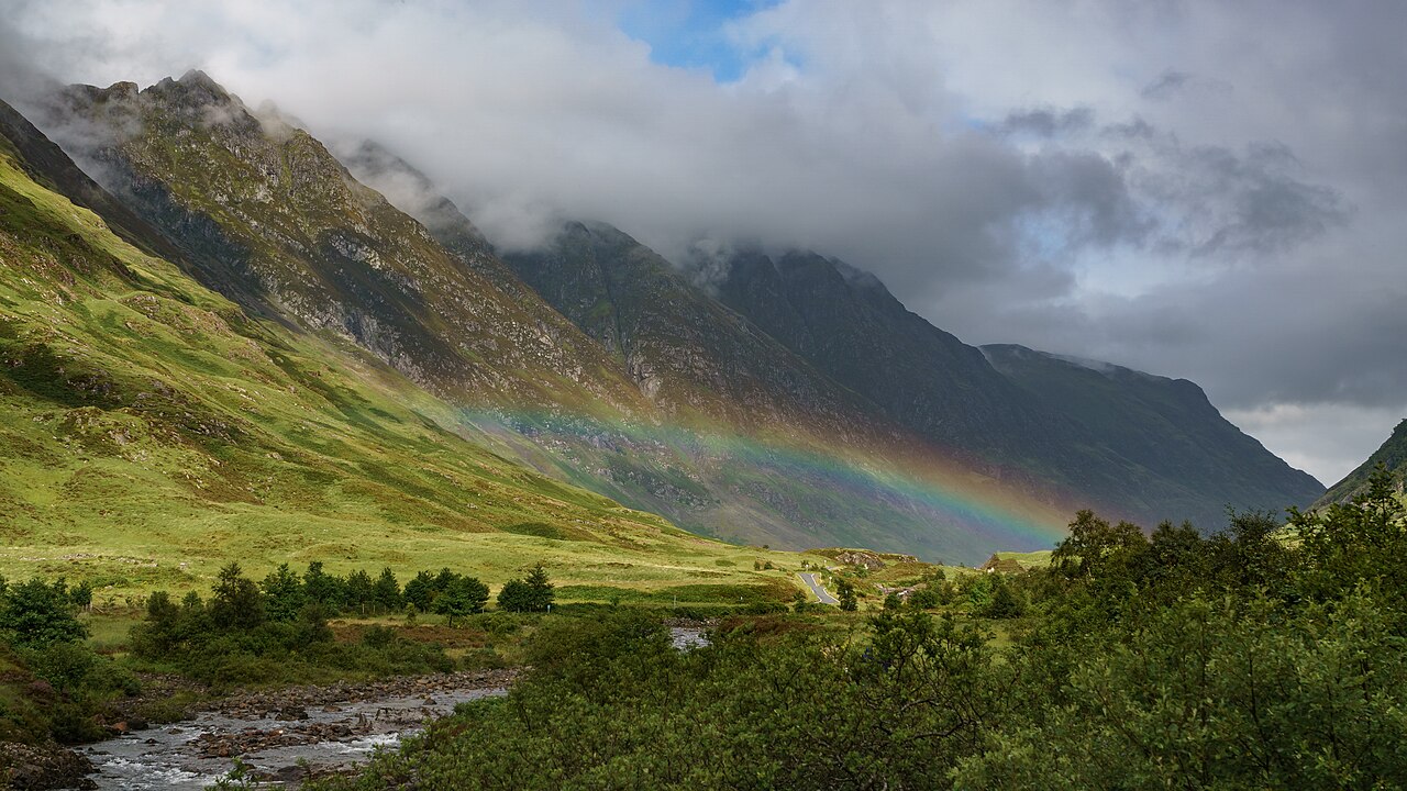 Glen Coe mit Regenbogen ueber dem Tal