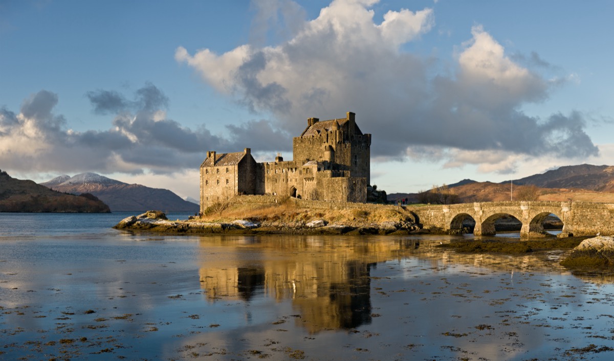 Eilean Donan Castle bei Sonnenaufgang - das meistfotografierte Schloss Schottlands