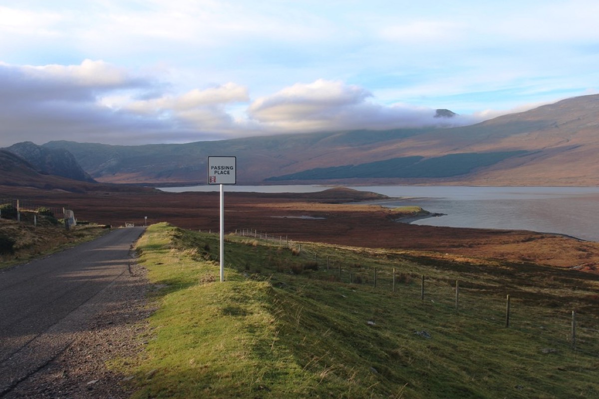 A838 an der Nordküste Schottlands mit Blick über Loch Eriboll - typische NC500-Landschaft