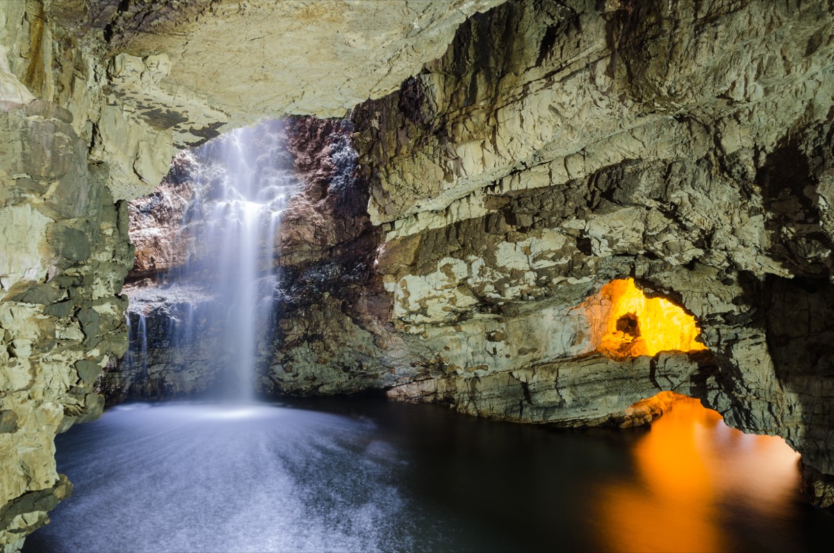 Smoo Cave bei Durness - Innere Kammer mit Wasserfall