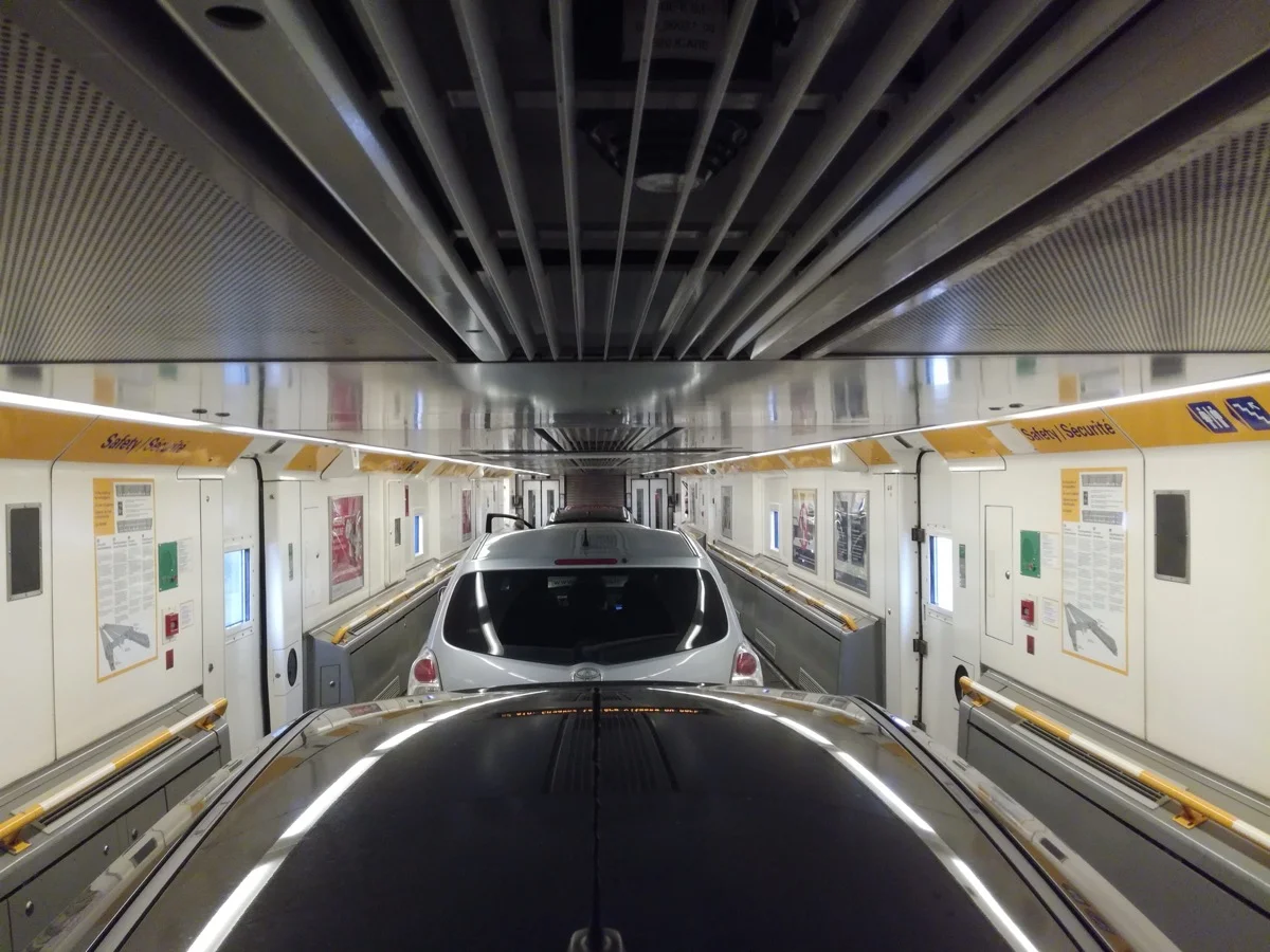 LeShuttle-Zug am Eurotunnel-Terminal Folkestone