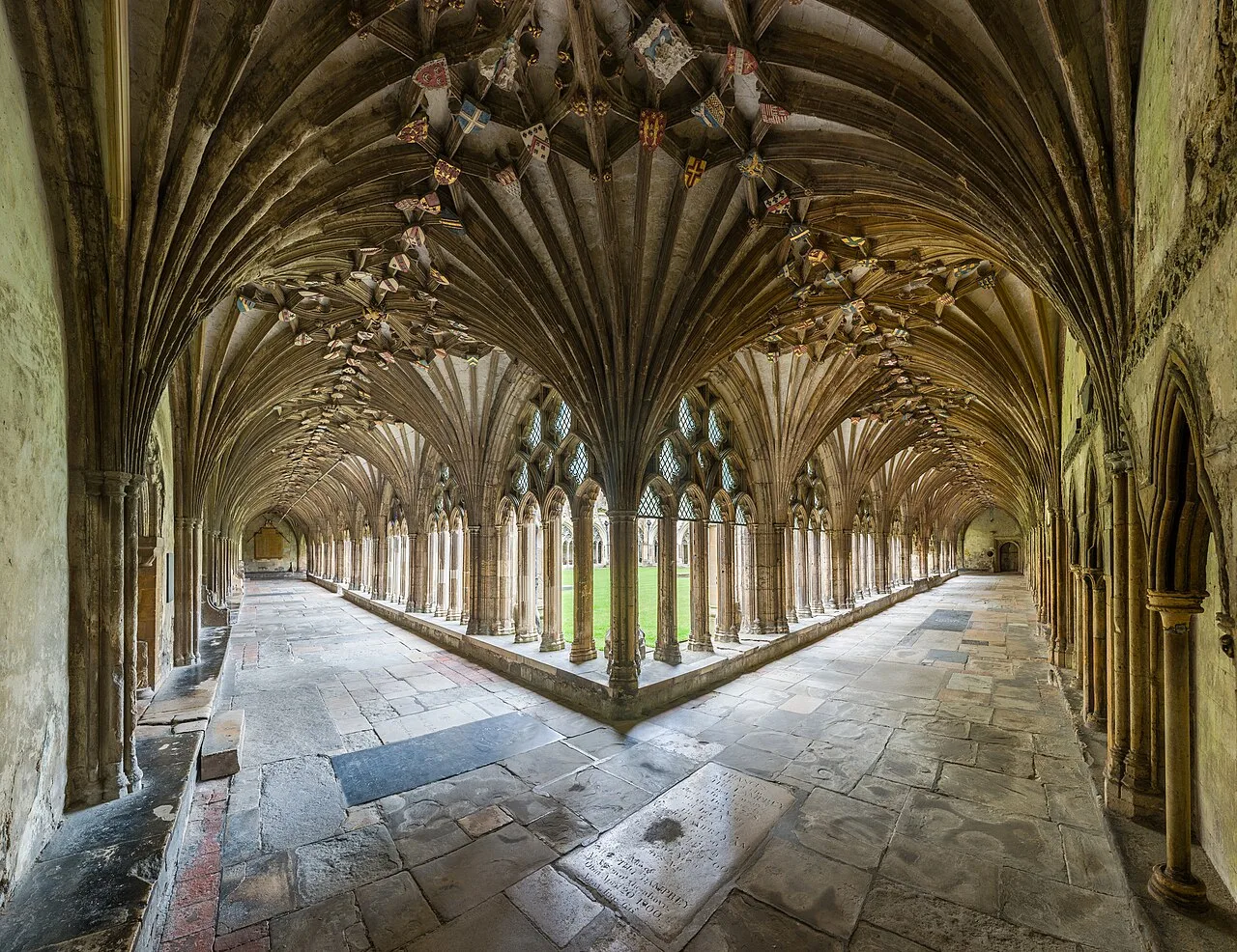 Gotischer Kreuzgang der Canterbury Cathedral mit Gewölbebögen