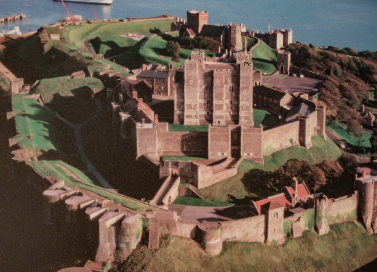 Dover Castle aus der Luft - die größte Burganlage Englands über den White Cliffs