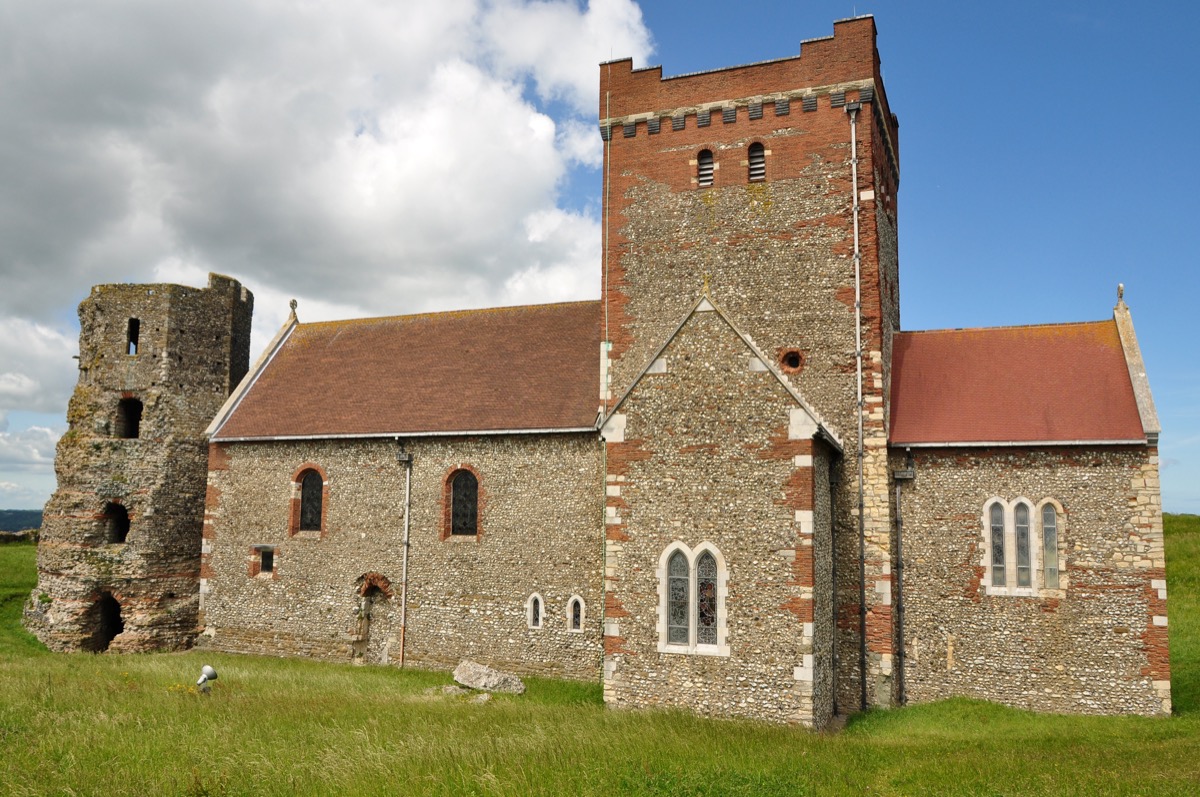 Römischer Leuchtturm (Pharos) und Kirche St Mary in Castro auf dem Burggelände