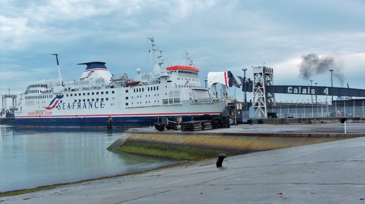 Fähre im Hafen von Calais – Wohnmobile und Fahrzeuge beim Boarding