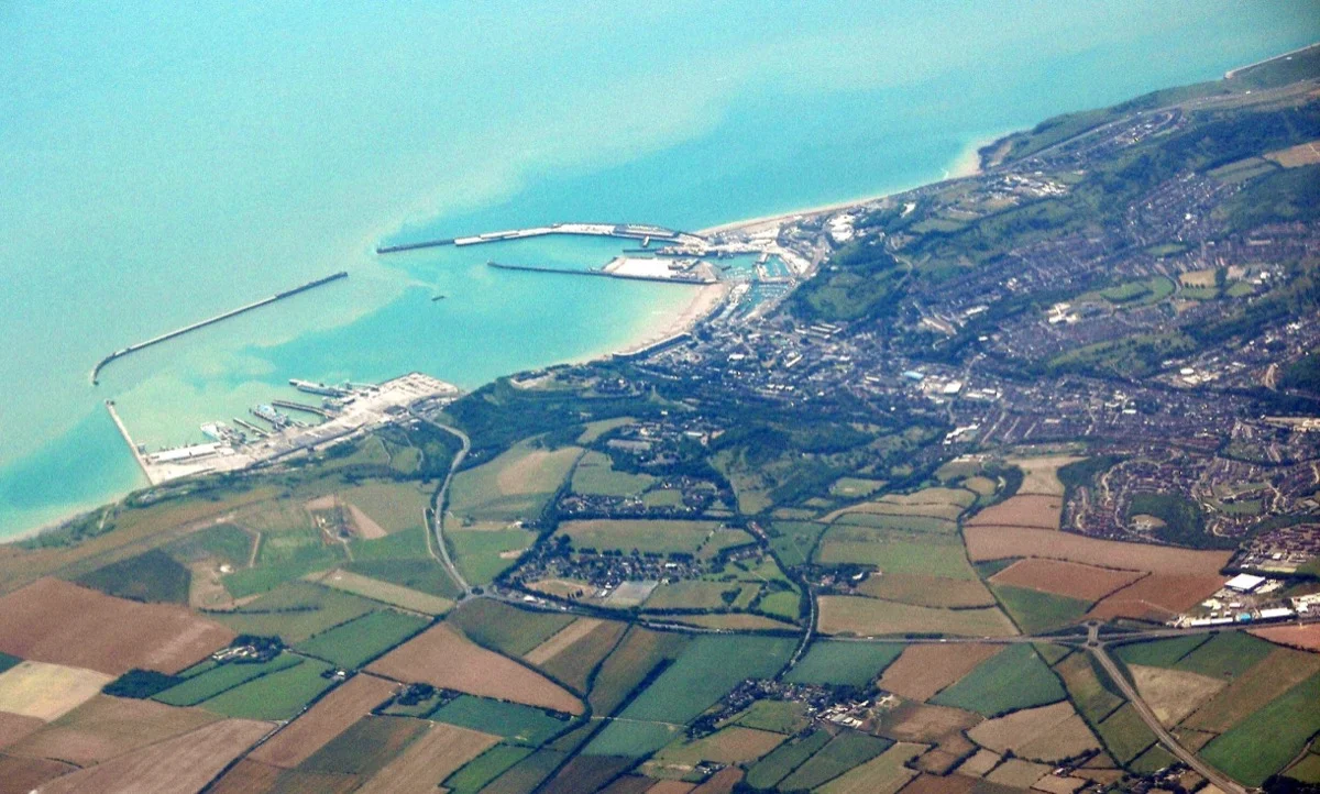 Luftaufnahme des Hafens Dover mit Fährterminal Eastern Docks und Kanalstrecke nach Calais
