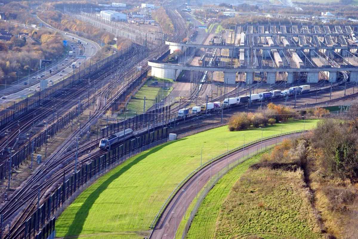 LeShuttle-Zug verlässt das Eurotunnel-Terminal Folkestone