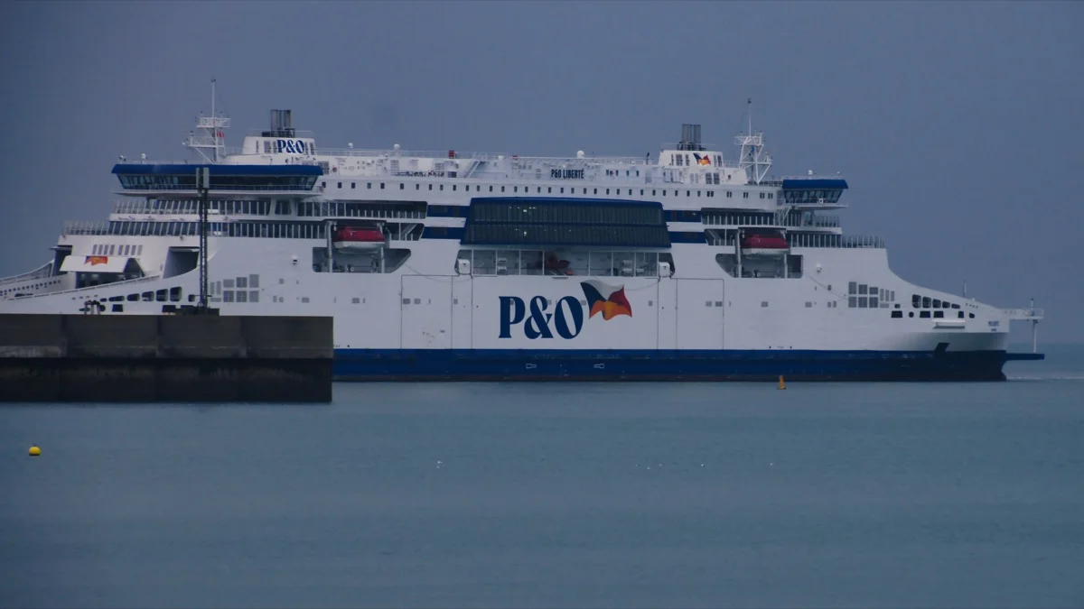 P&O Liberté läuft in den Hafen Dover ein