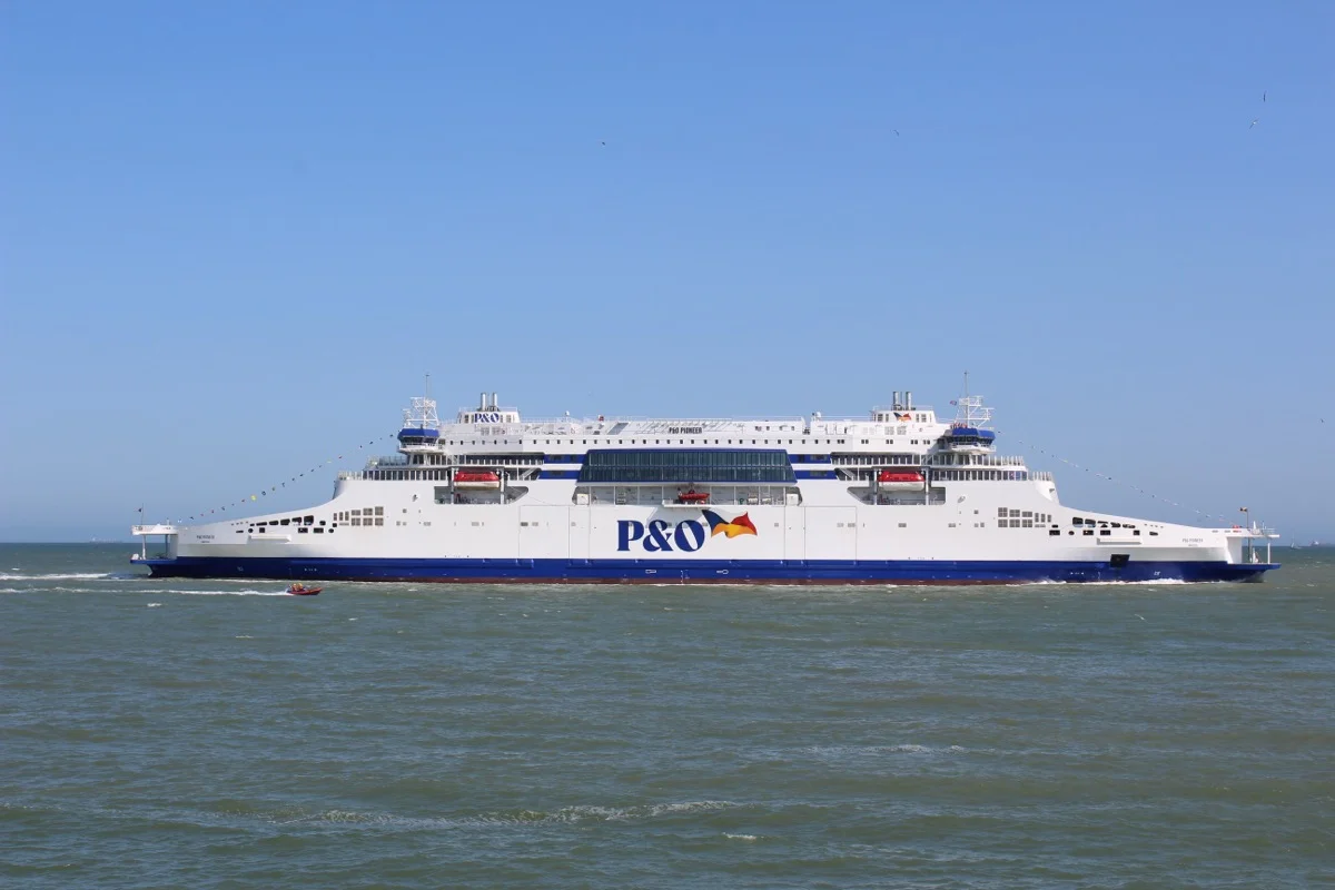 P&O Pioneer – Hybridfähre beim Auslaufen aus dem Hafen von Calais
