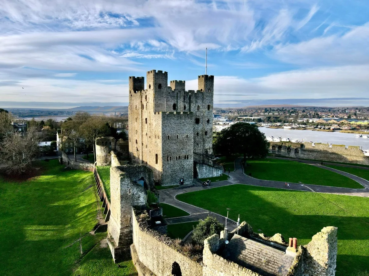 Luftaufnahme Rochester Castle mit normannischem Bergfried, Kent