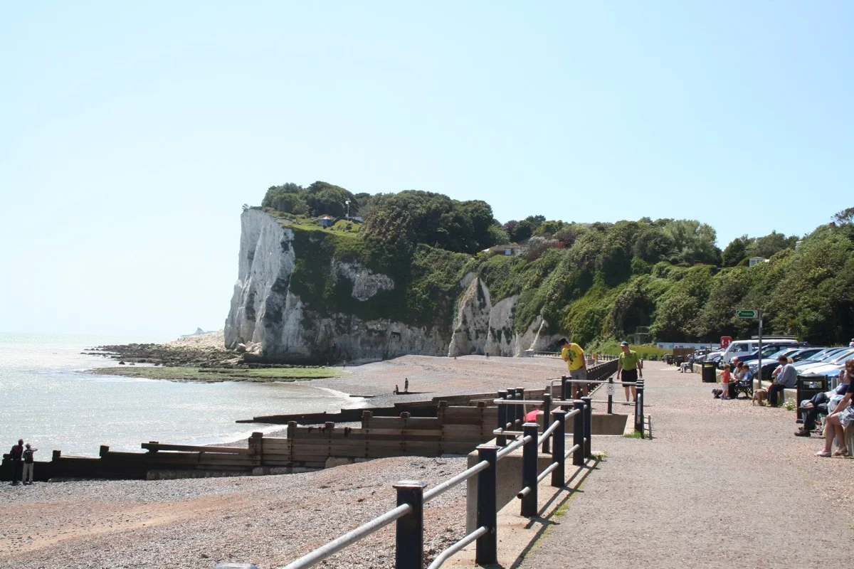 St. Margaret's Bay mit weißen Kreidefelsen und Kiesstrand in Kent