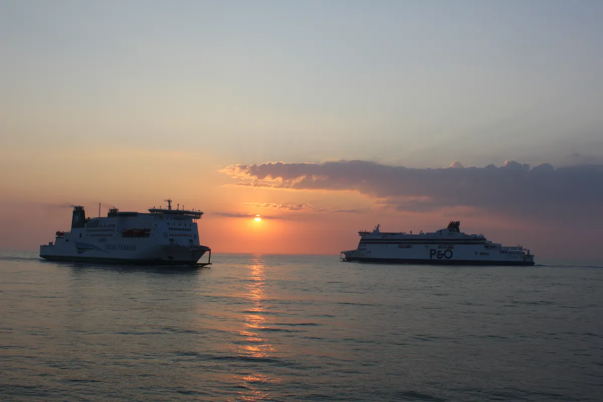 Isle of Inishmore bei Sonnenuntergang im Hafen von Calais