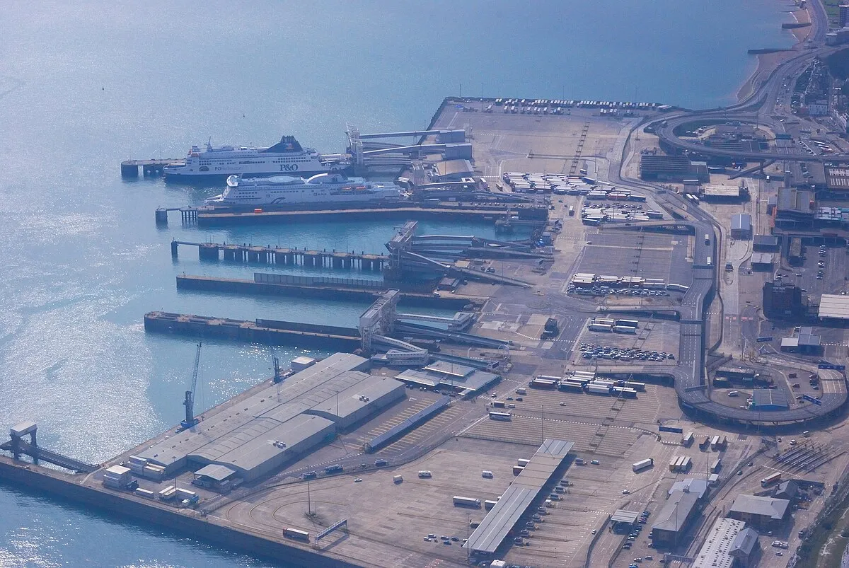 Luftaufnahme des Dover Ferry Terminals mit Fährschiffen im Hafen