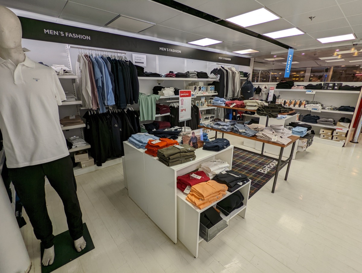 Duty-Free-Shop an Bord einer Kanalfähre mit Alkohol, Parfüm und Süßigkeiten