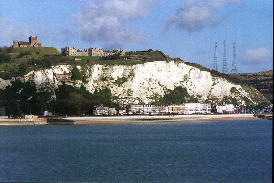 Blick von der Fähre auf die Kreidefelsen von Dover