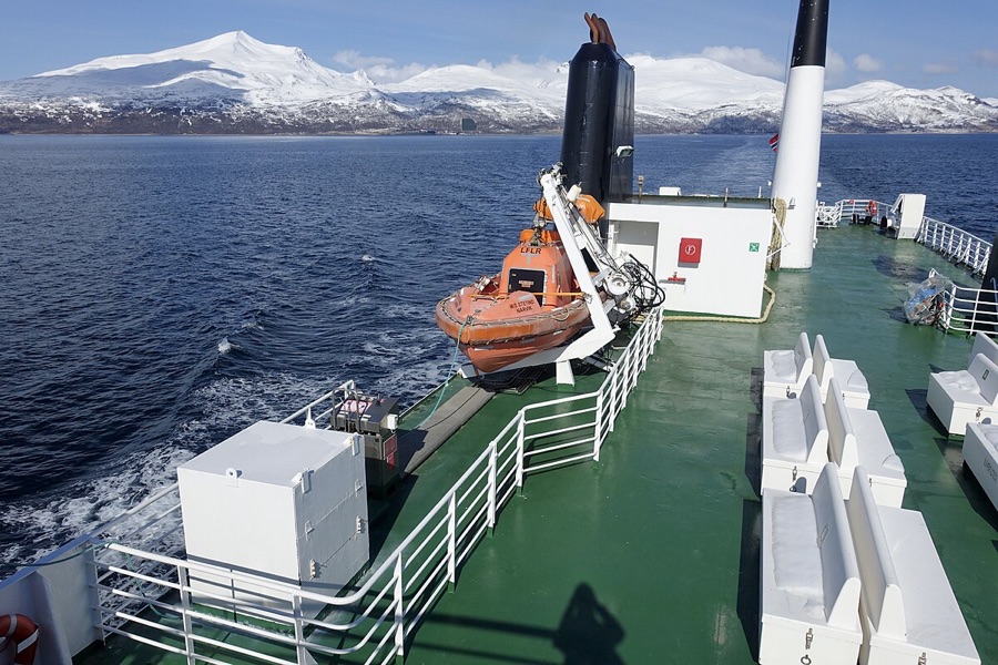 Rettungsboot und Rettungswesten auf dem Deck einer Fähre