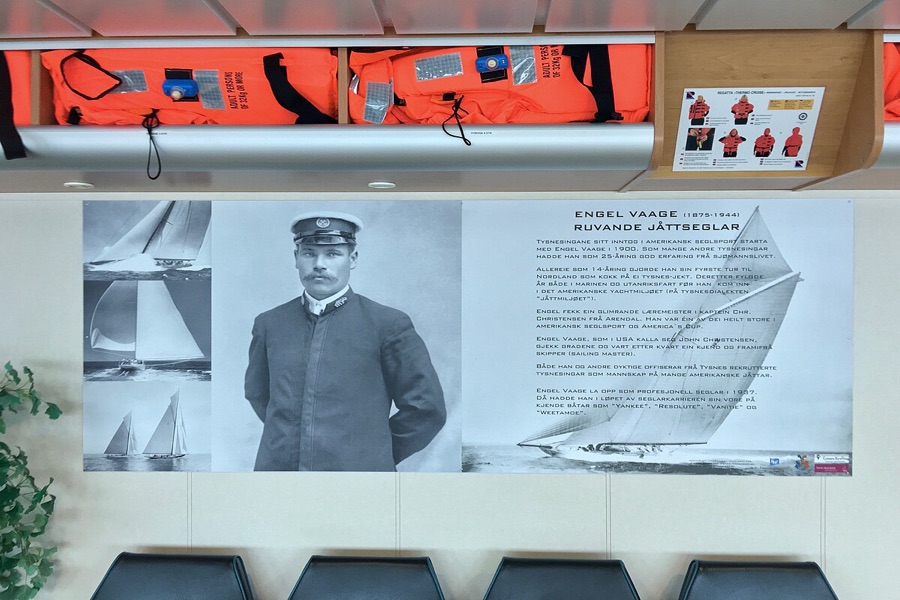 Schwimmwesten und Sicherheitsinformation an Bord einer Fähre