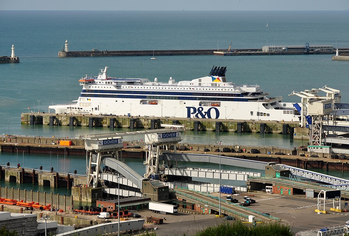 Die P&O-Fähre Spirit of Britain im Hafen von Dover