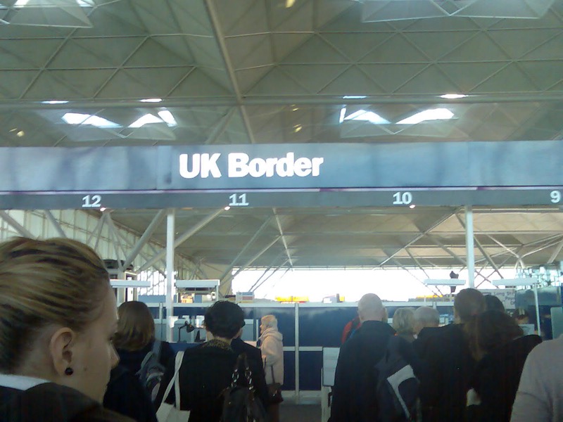 UK Border Control Passkontrolle bei der Einreise nach Großbritannien