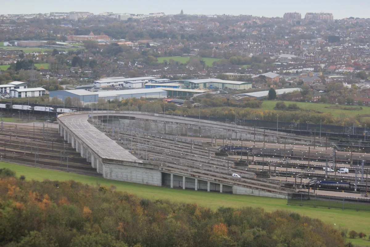 Ausfahrrampen am Eurotunnel Terminal Folkestone – mehrspurige Rampen für abfahrende Fahrzeuge