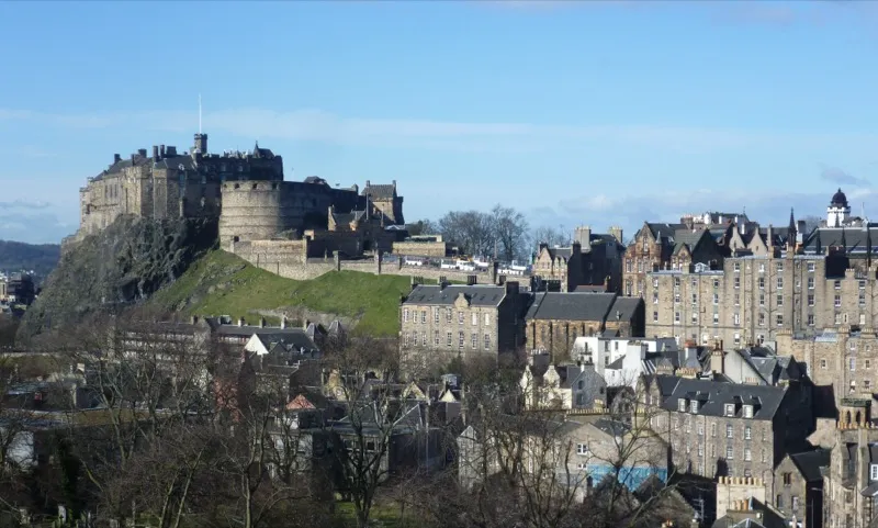 Edinburgh Castle auf dem Castle Rock, Blick von der Princes Street Gardens