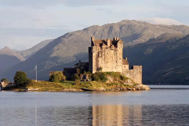 Eilean Donan Castle in den schottischen Highlands bei Sonnenuntergang